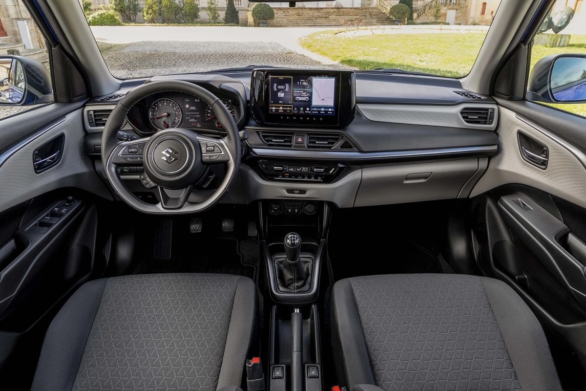 Suzuki Swift Blanche 2026 — intérieur et poste de conduite, boîte manuelle